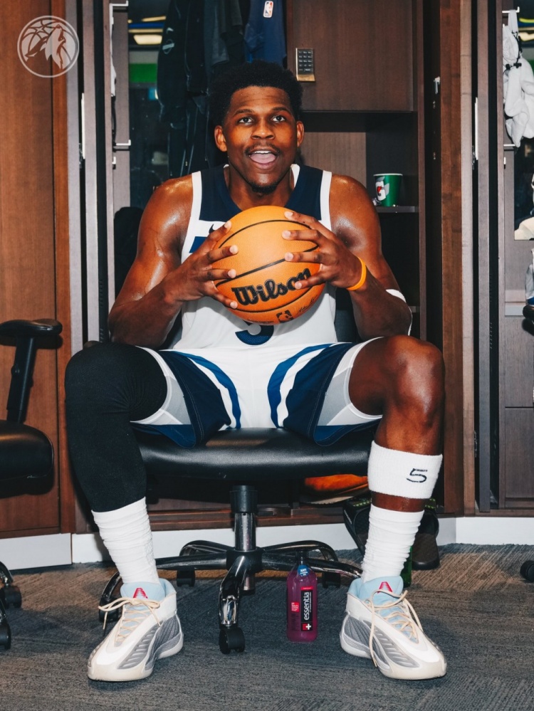 v站体育-达成一万分里程碑！爱德华兹赛后拿到了本场的比赛用球